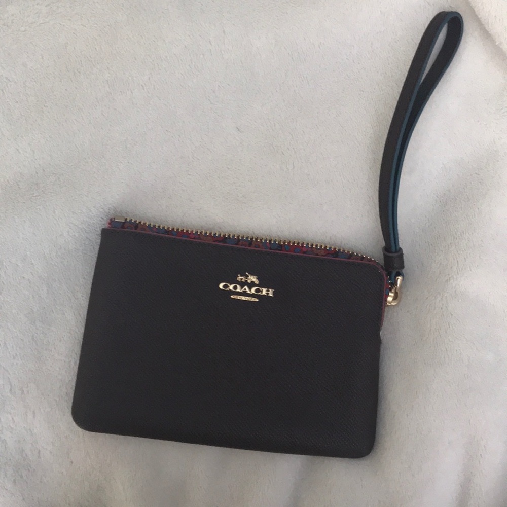 ✨Coach Small Wristlet✨